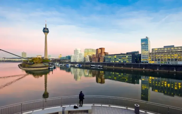 Rheinturm und Medienhafen in Düsseldorf