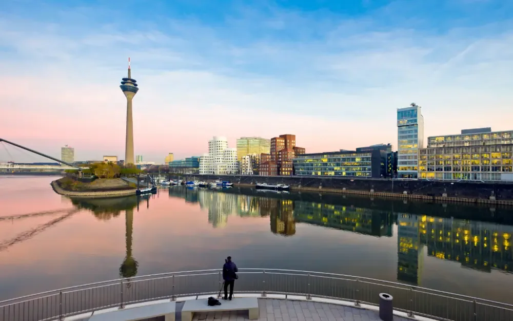 Rheinturm und Medienhafen in Düsseldorf