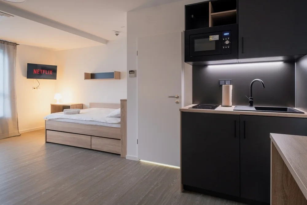 Wohnbereich mit Küchenzeile und Bett