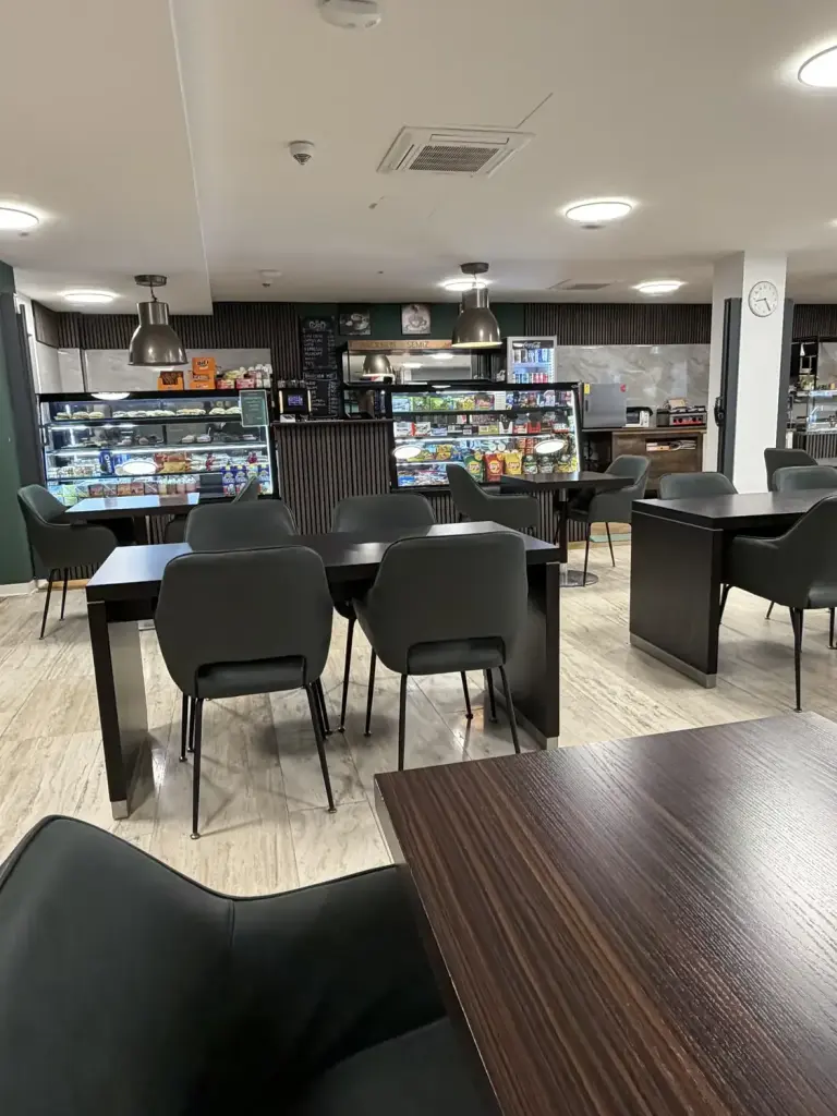 Bistro im Haus mit Tischen und Theke