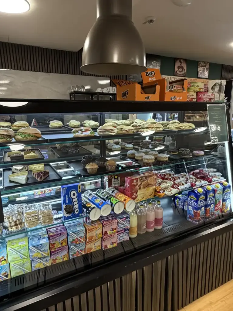 Bistro-Theke mit belegten Brötchen und Snacks