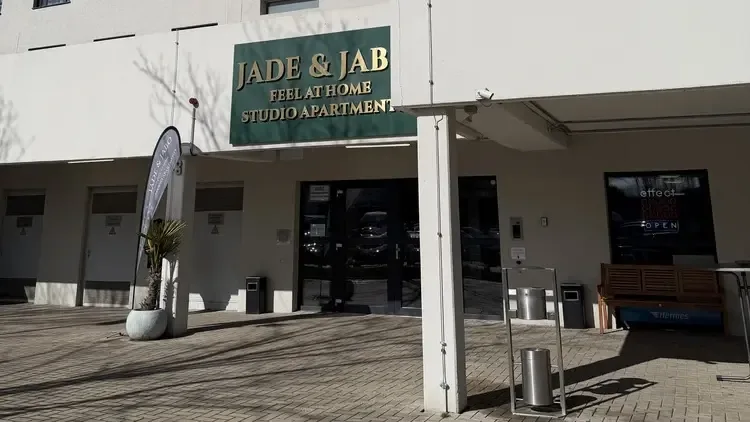 Eingang von Jade & Jabo an der Görlitzer Straße in Neuss