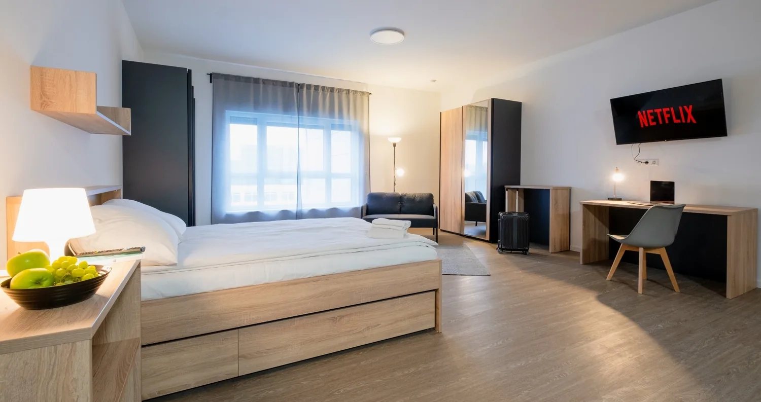 Studio-Apartment bei Jade & Jabo in Neuss mit Schreibtisch und Smart TV