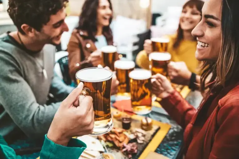 Gäste im Brauhaus Mauerwerk in Neuss